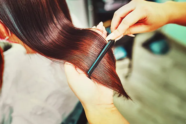 Chica con cabello brillante